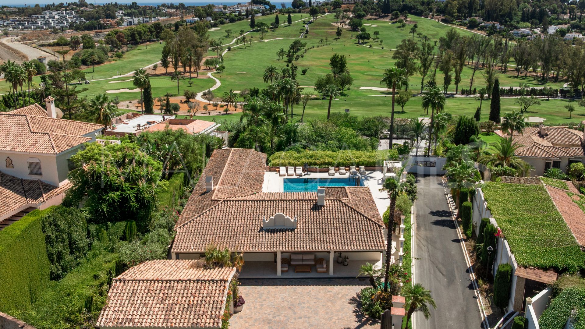 Villa for sale in Altos del Paraiso