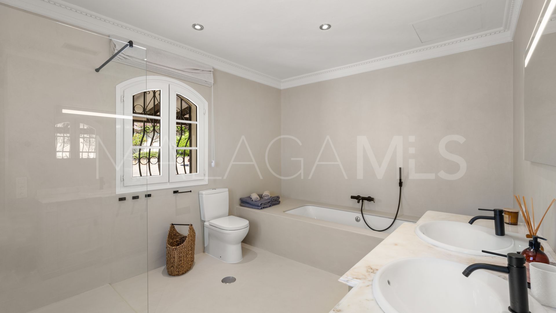 Villa for sale in Altos del Paraiso