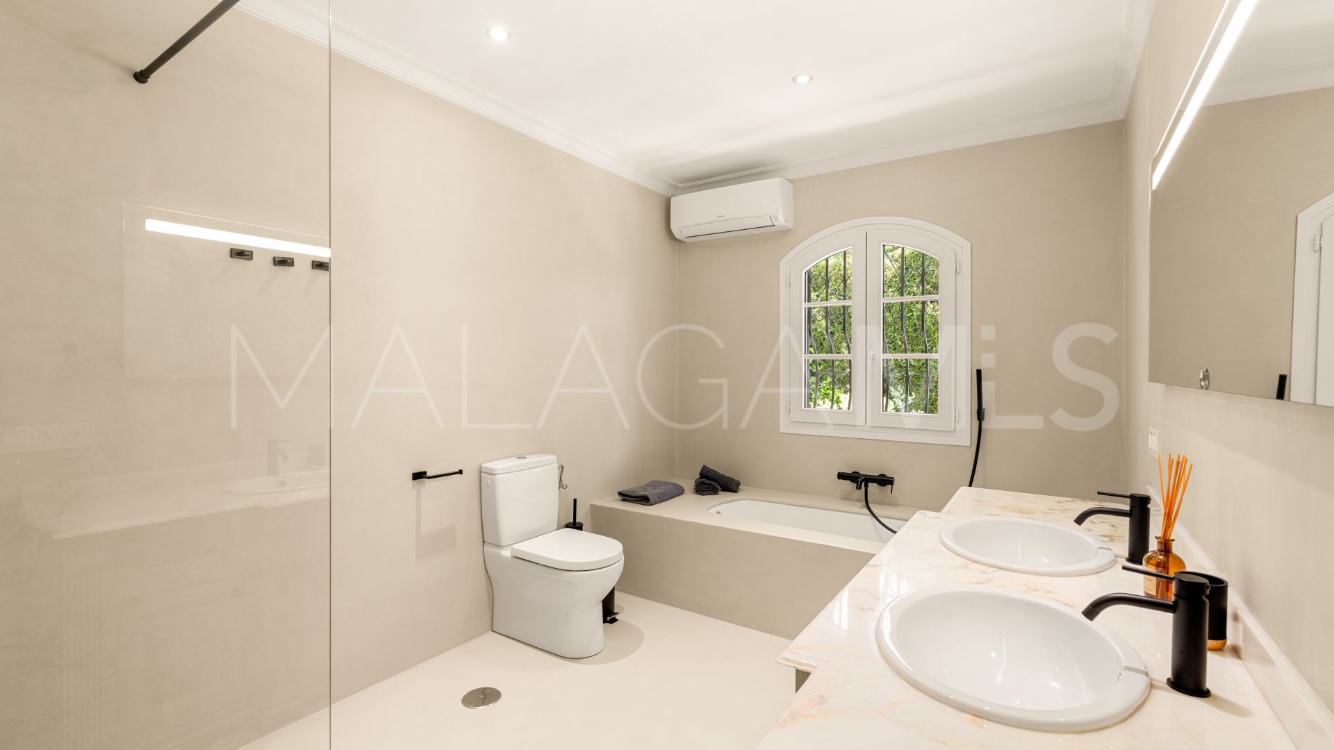 4 bedrooms villa in Altos del Paraiso for sale
