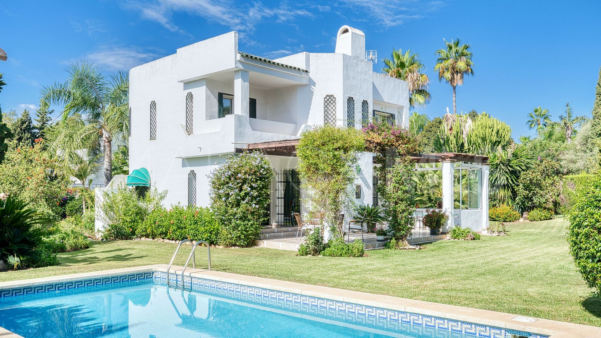Villa with 4 bedrooms for sale in Nueva Andalucia