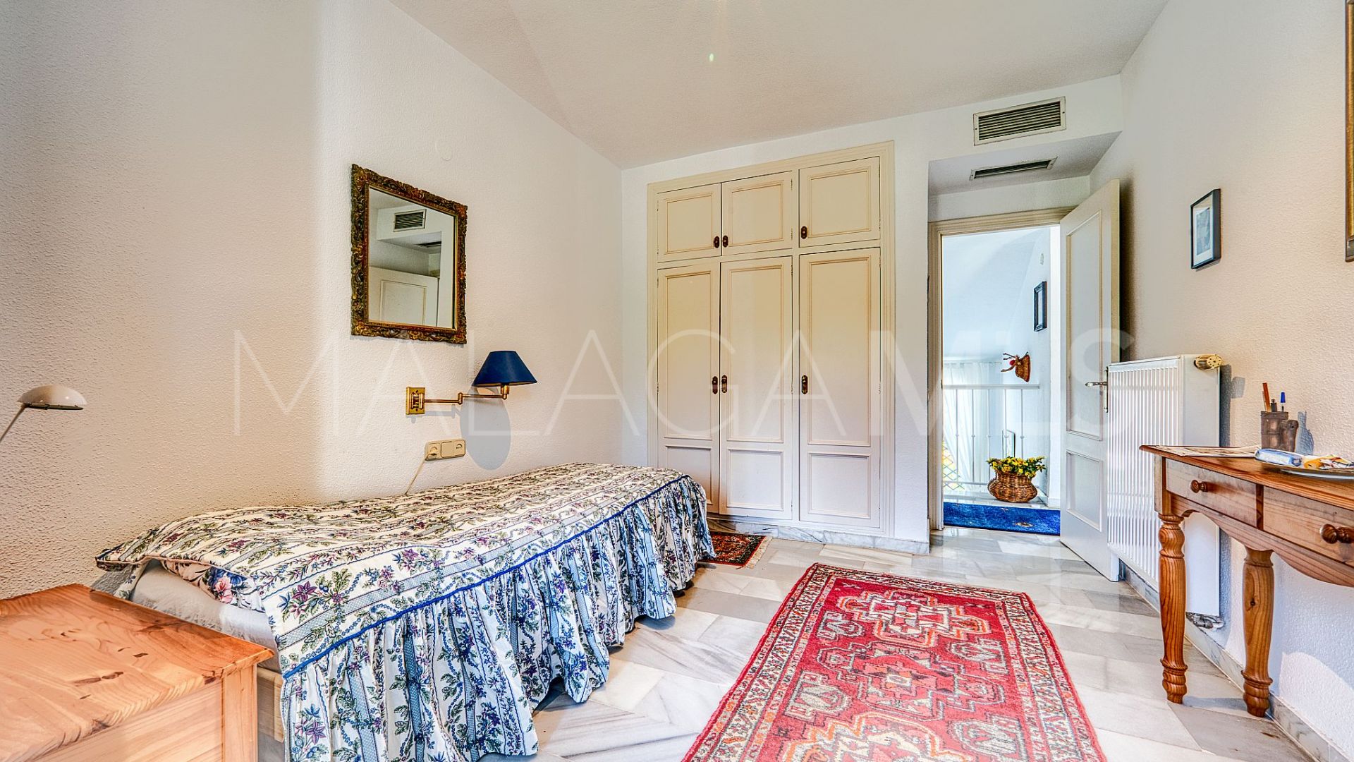 Villa with 4 bedrooms for sale in Nueva Andalucia