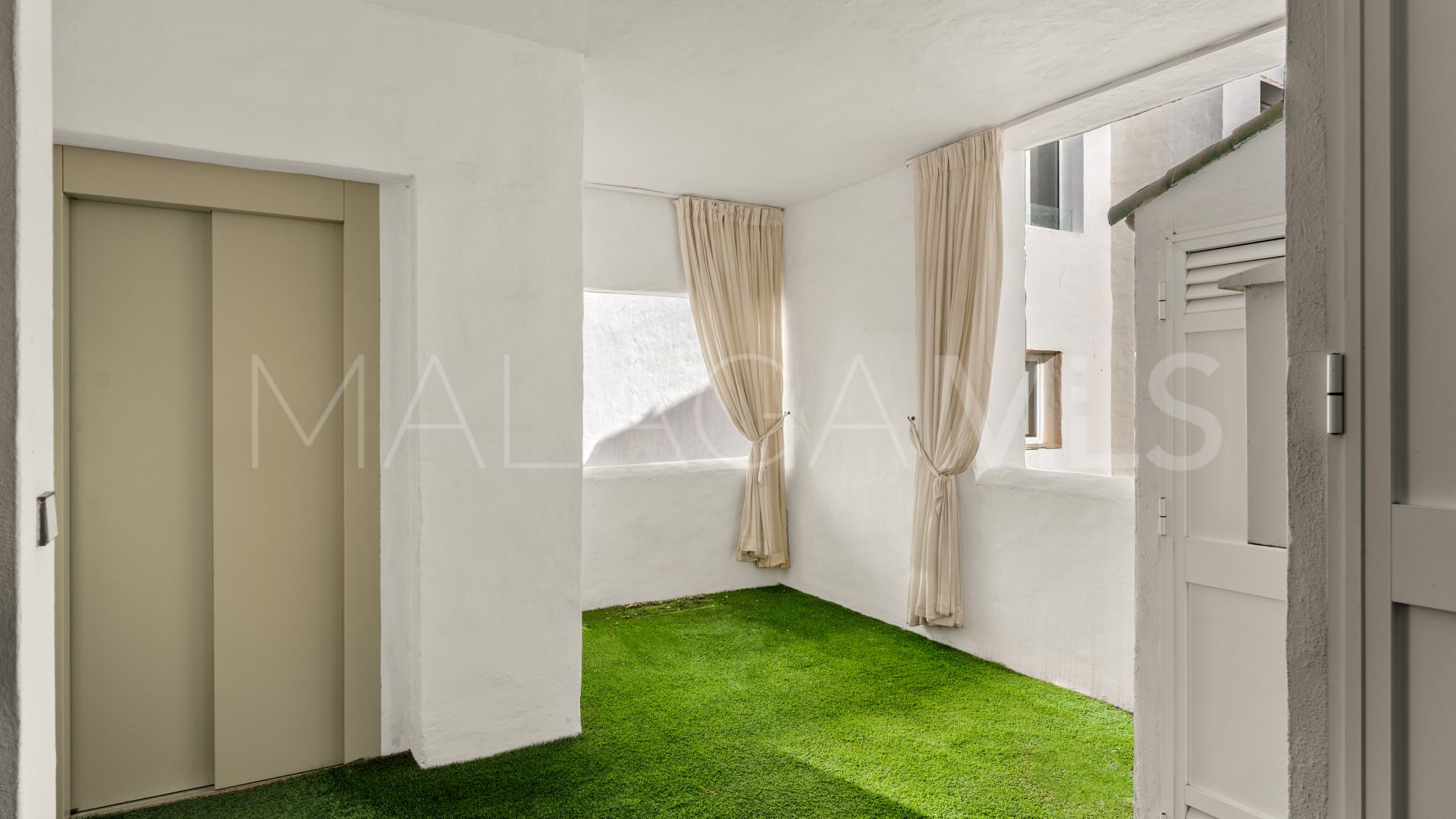 For sale penthouse in Marina Banus with 2 bedrooms