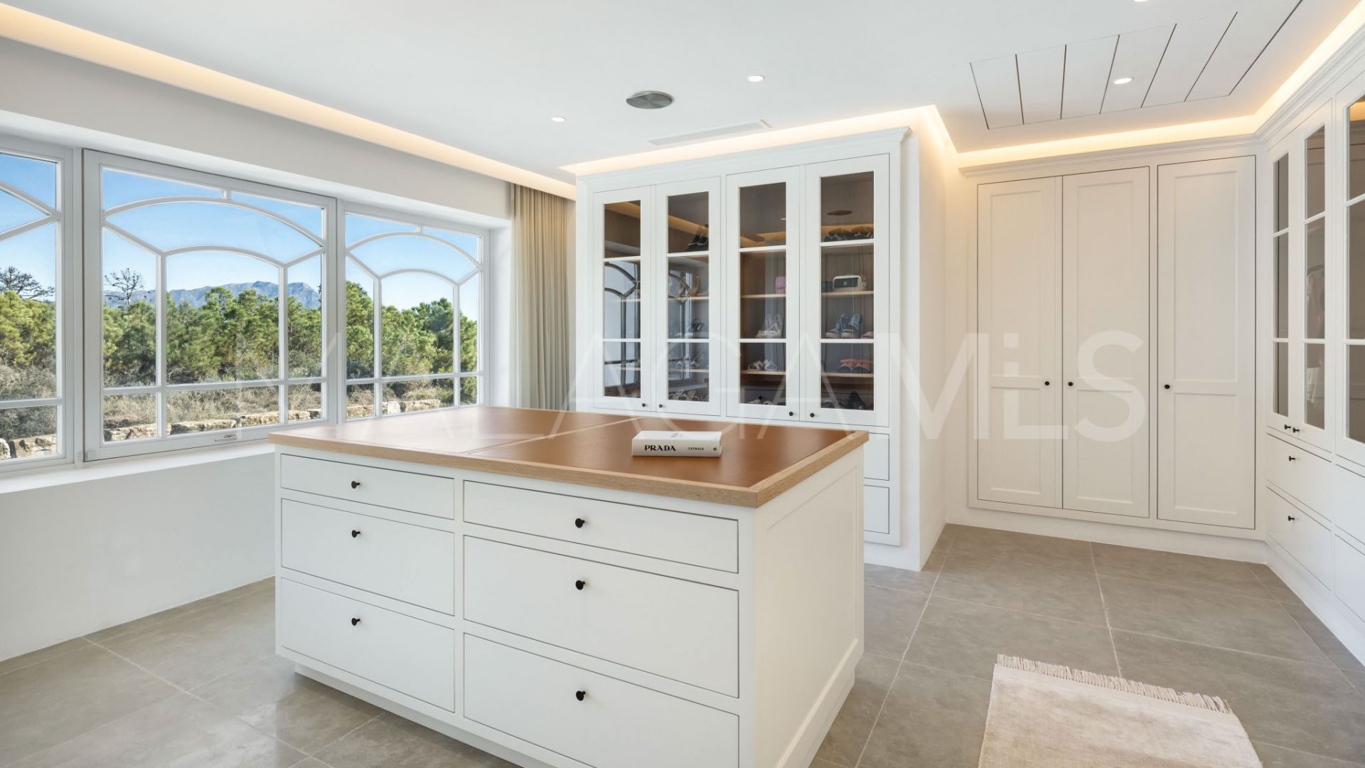 Villa for sale in Benahavis