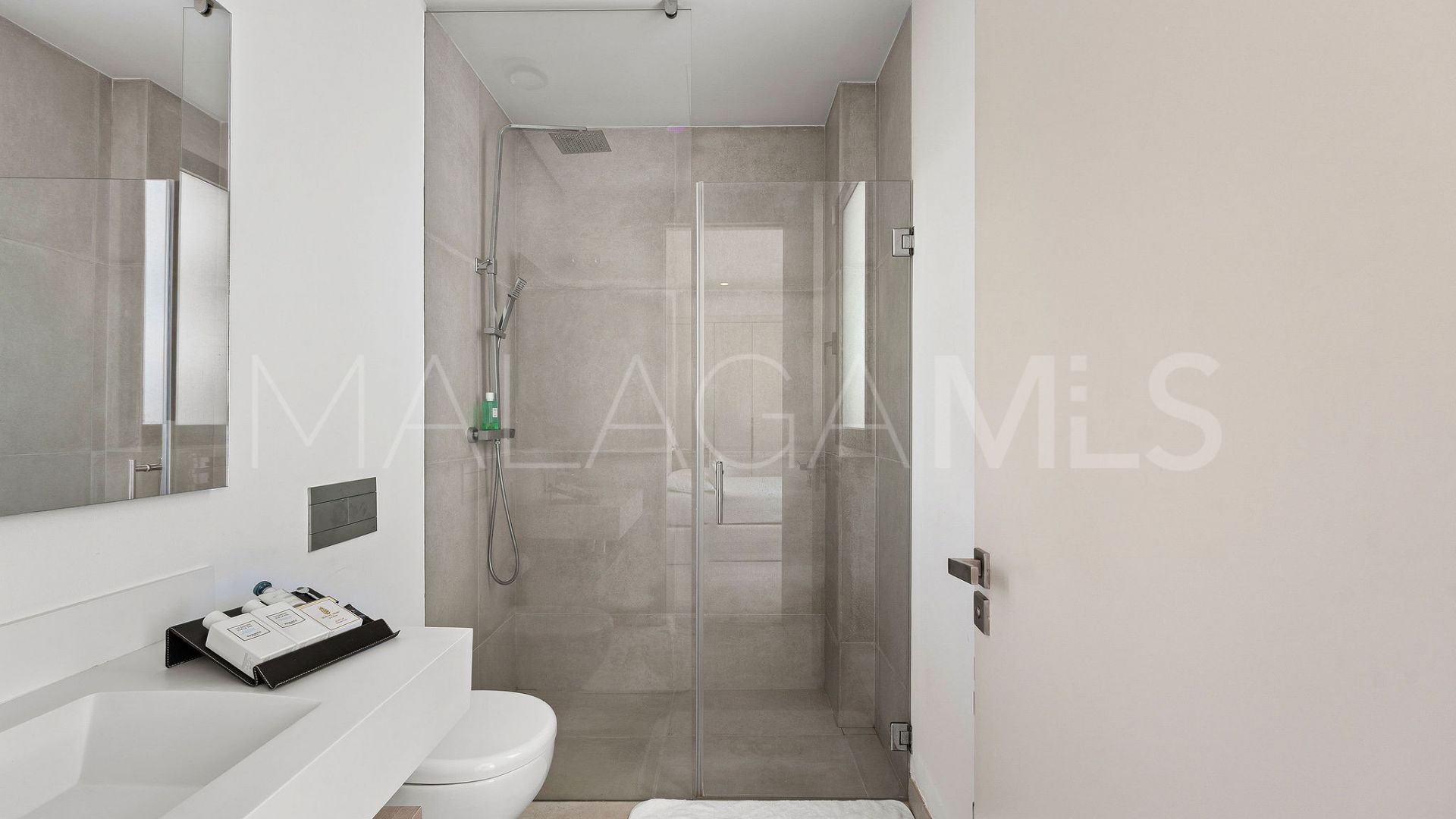 4 bedrooms villa in Estepona East for sale