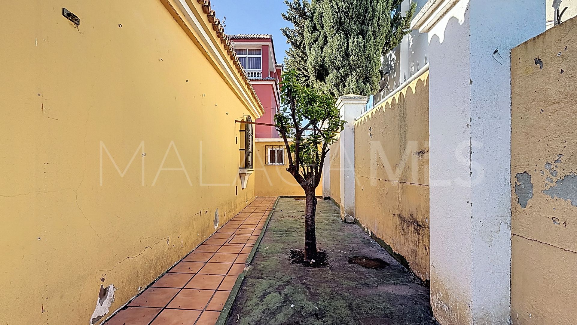 Hus i byn for sale in El Padron