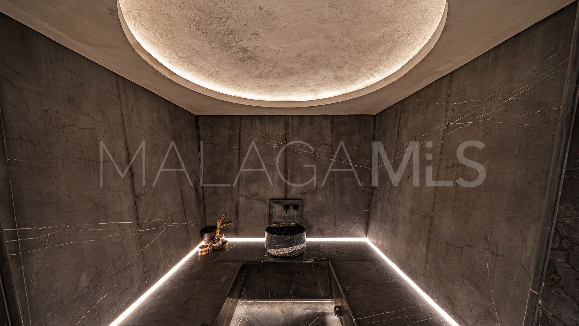 Villa for sale in Guadalmina Baja