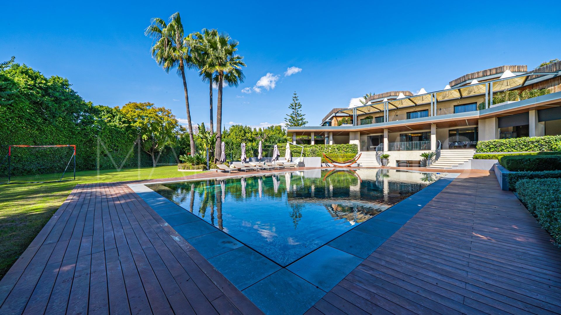 Villa for sale in Guadalmina Baja