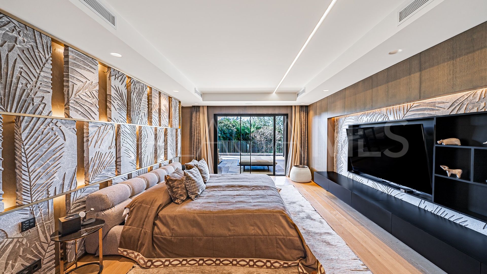 Villa for sale in Guadalmina Baja