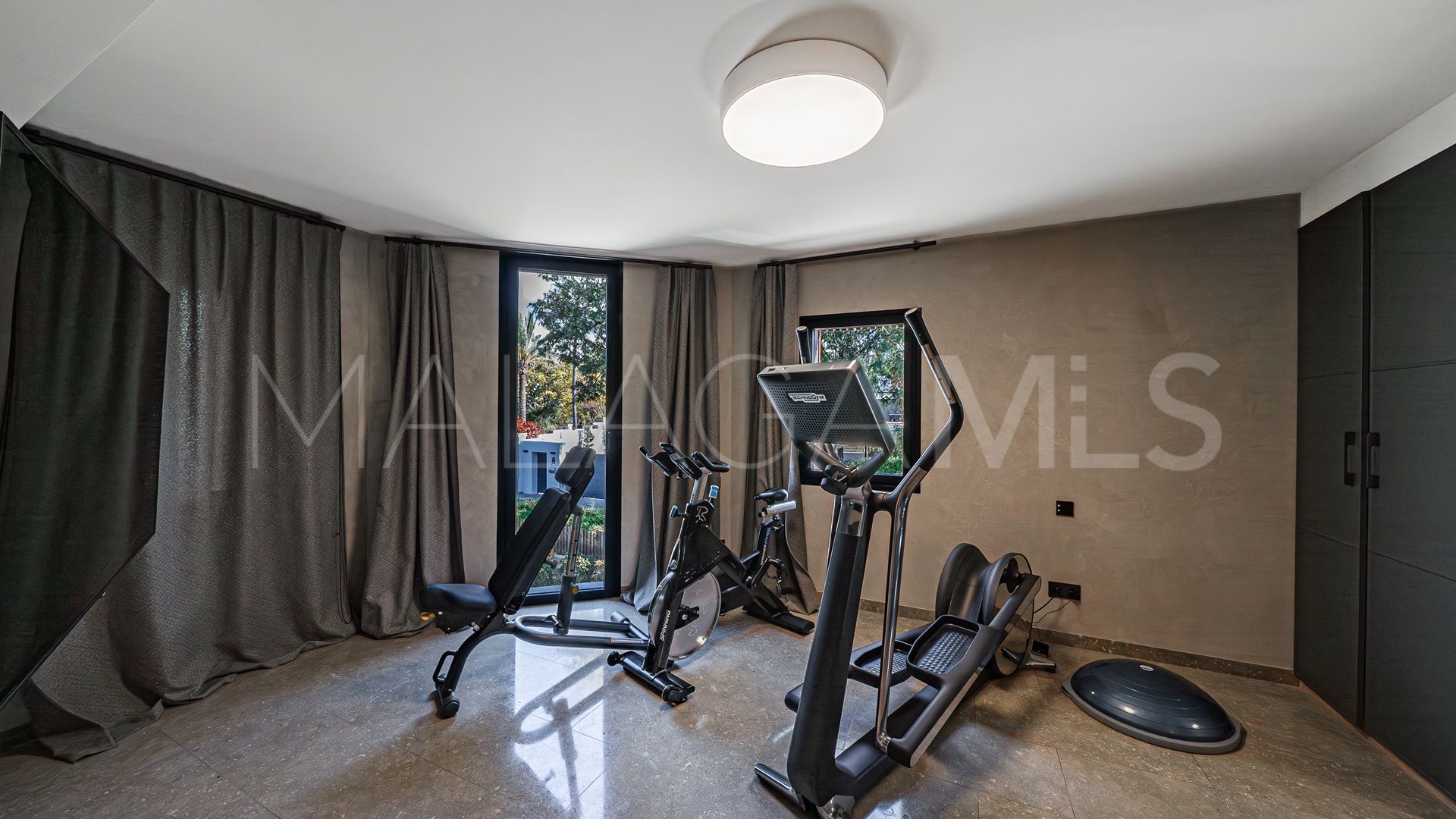 Villa for sale in Guadalmina Baja
