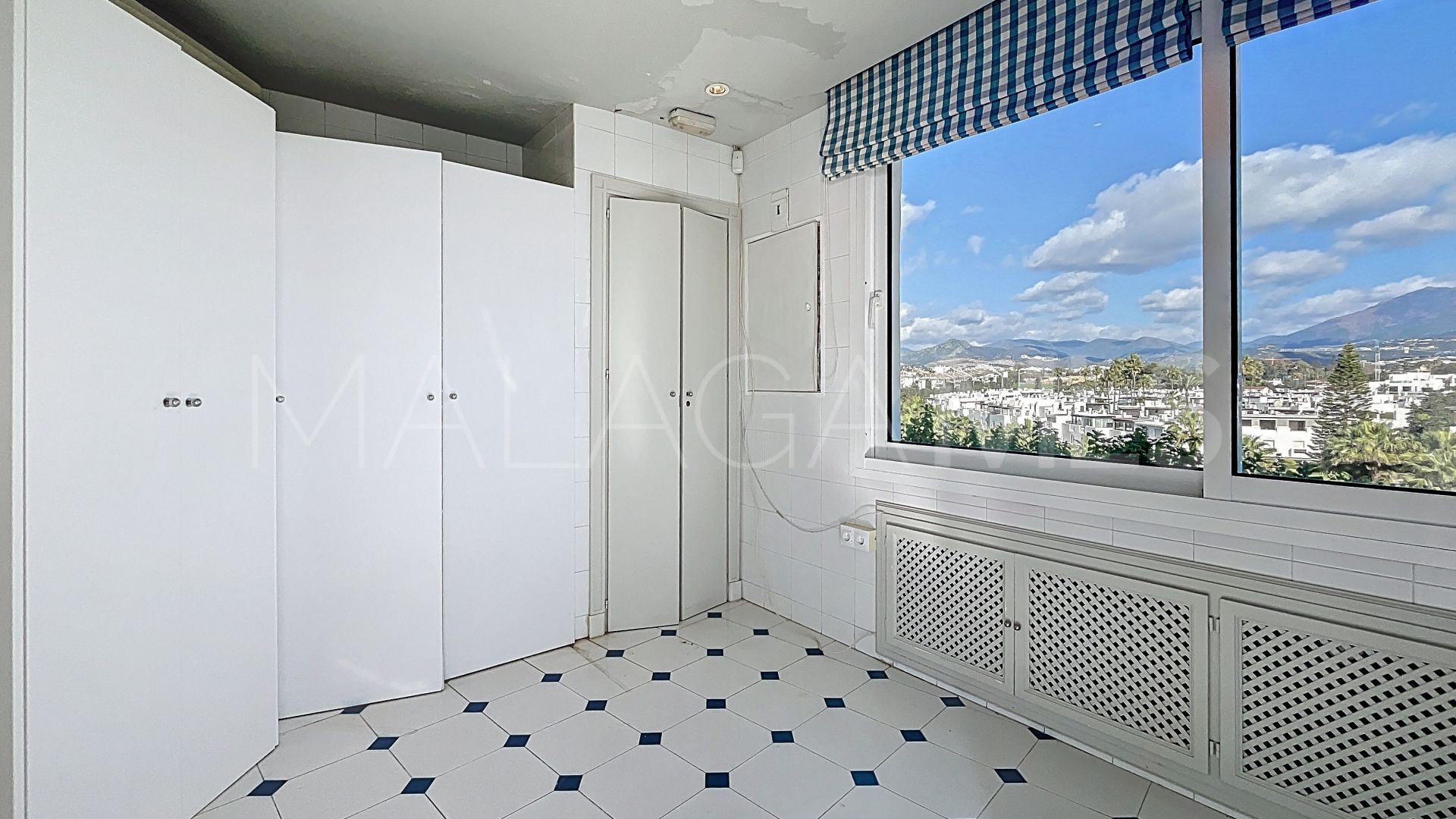 Duplex for sale in Guadalmina Baja