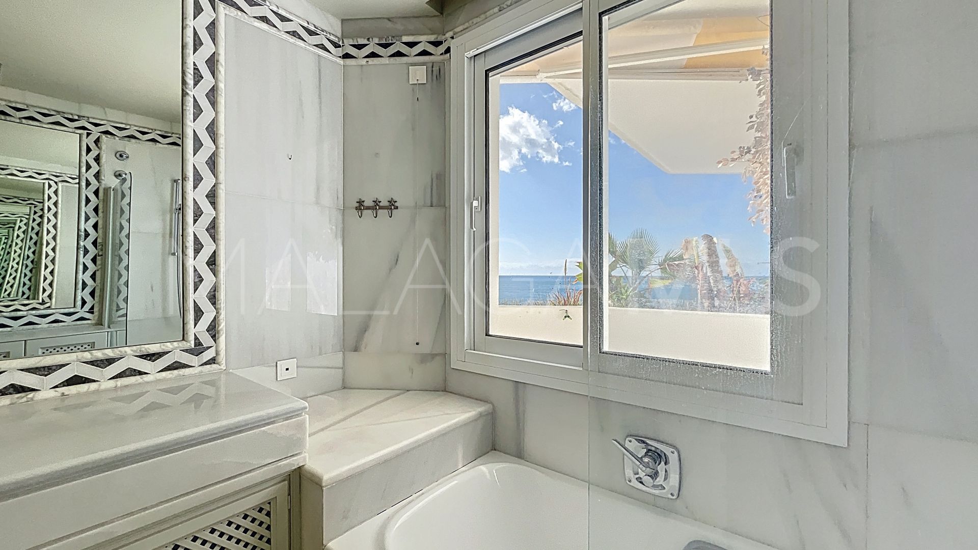 Duplex for sale in Guadalmina Baja
