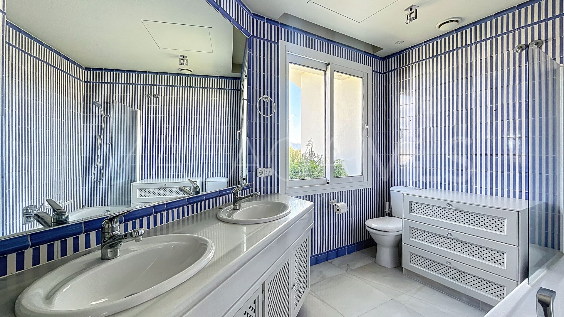 Duplex for sale in Guadalmina Baja