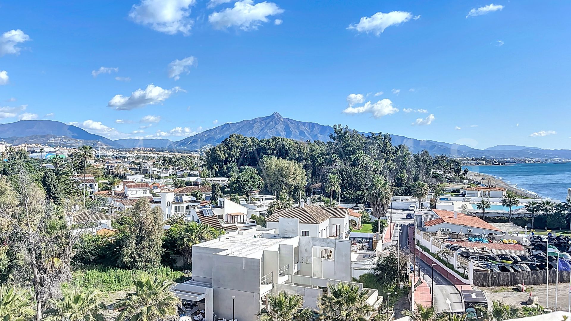 Duplex for sale in Guadalmina Baja