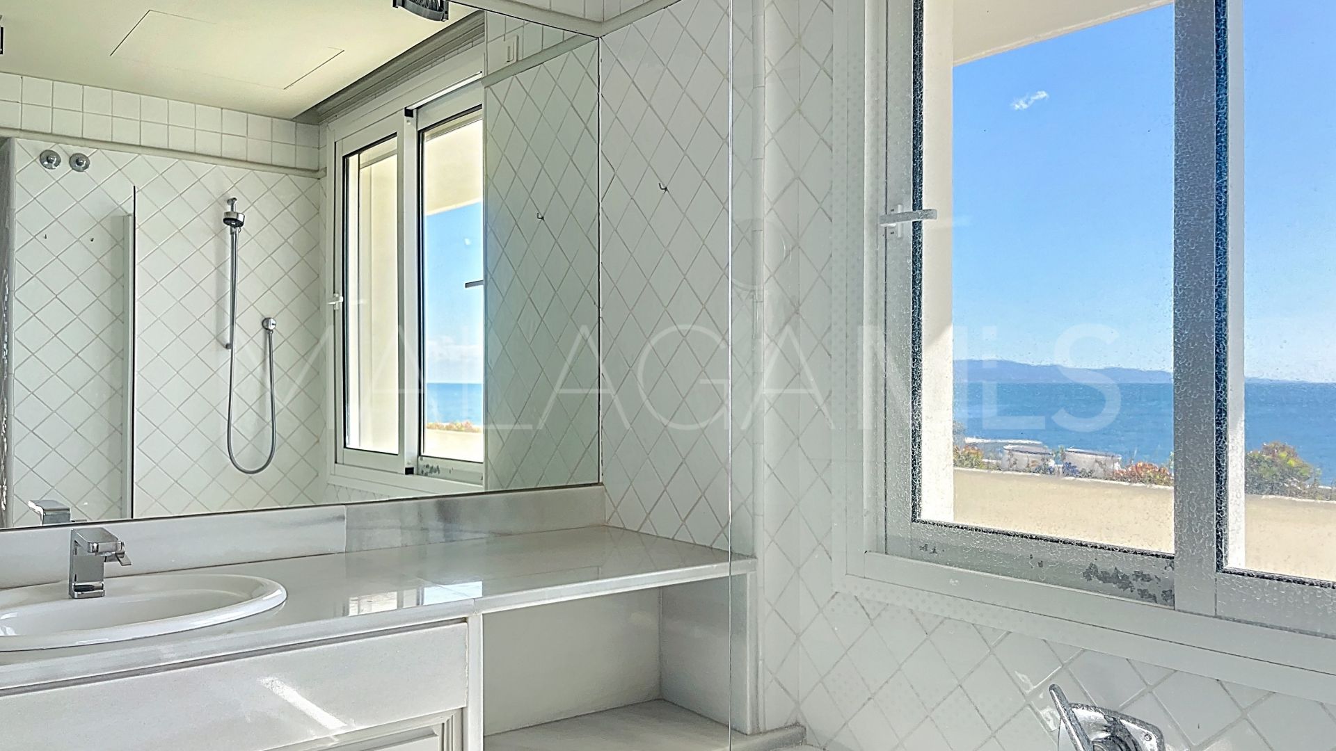 Duplex for sale in Guadalmina Baja