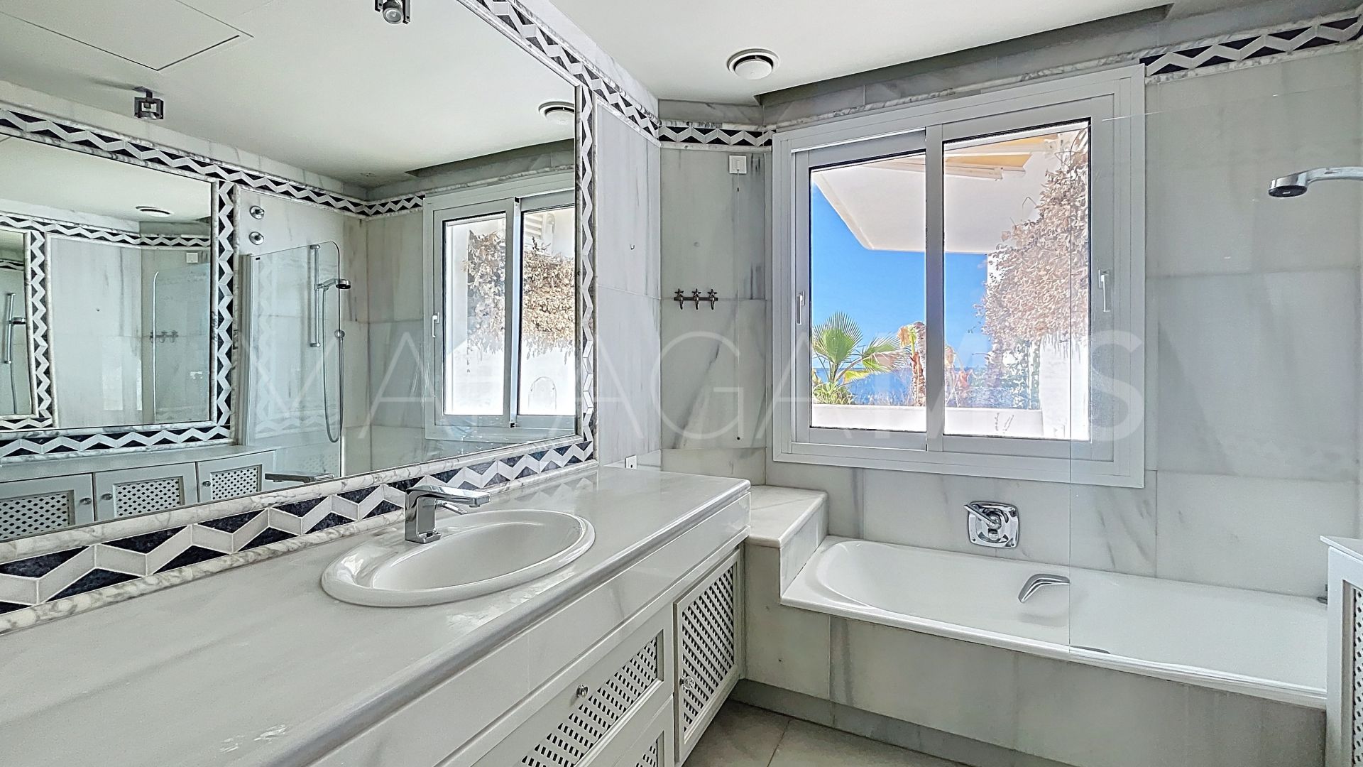 Duplex for sale in Guadalmina Baja