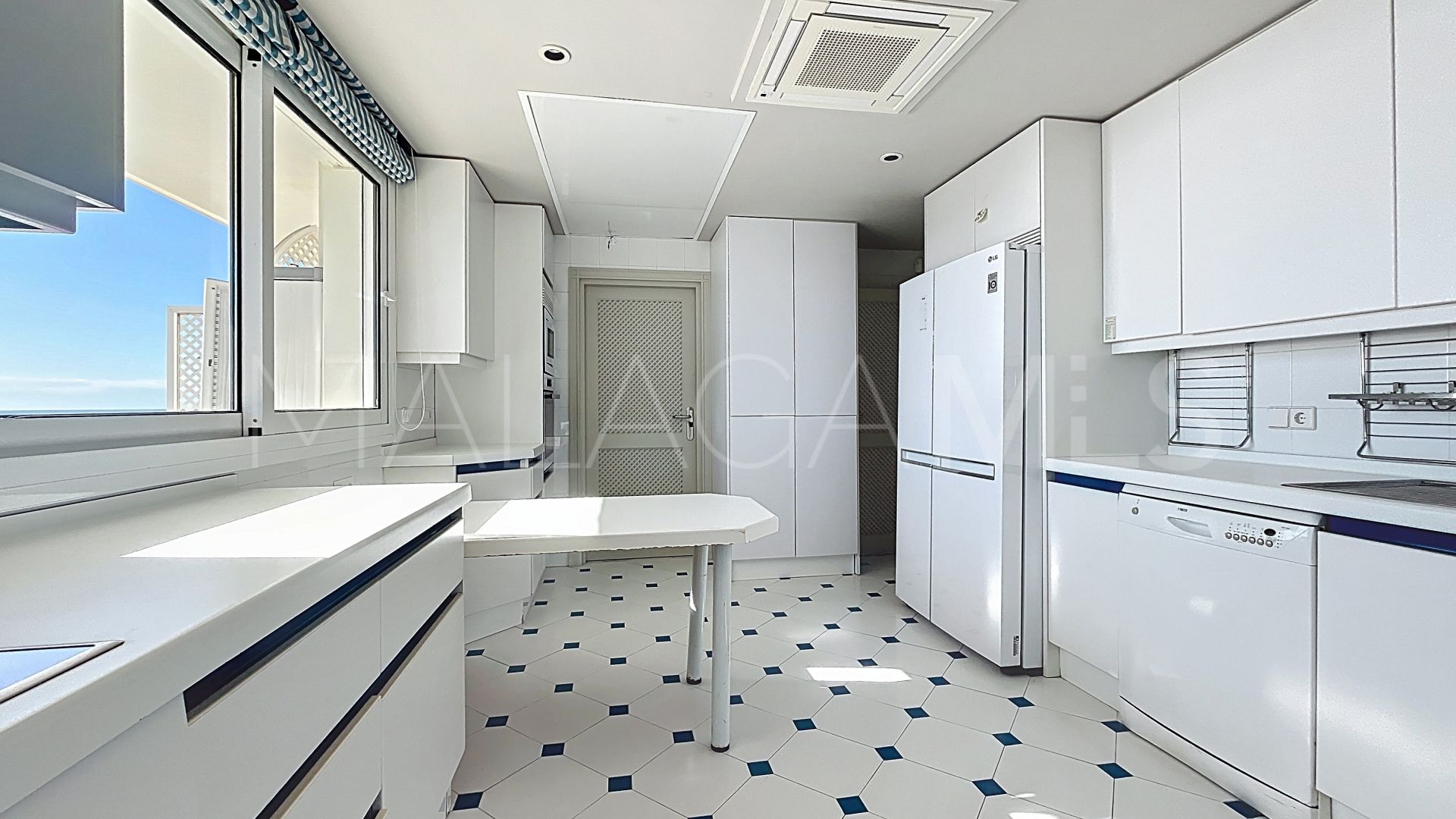 Duplex for sale in Guadalmina Baja