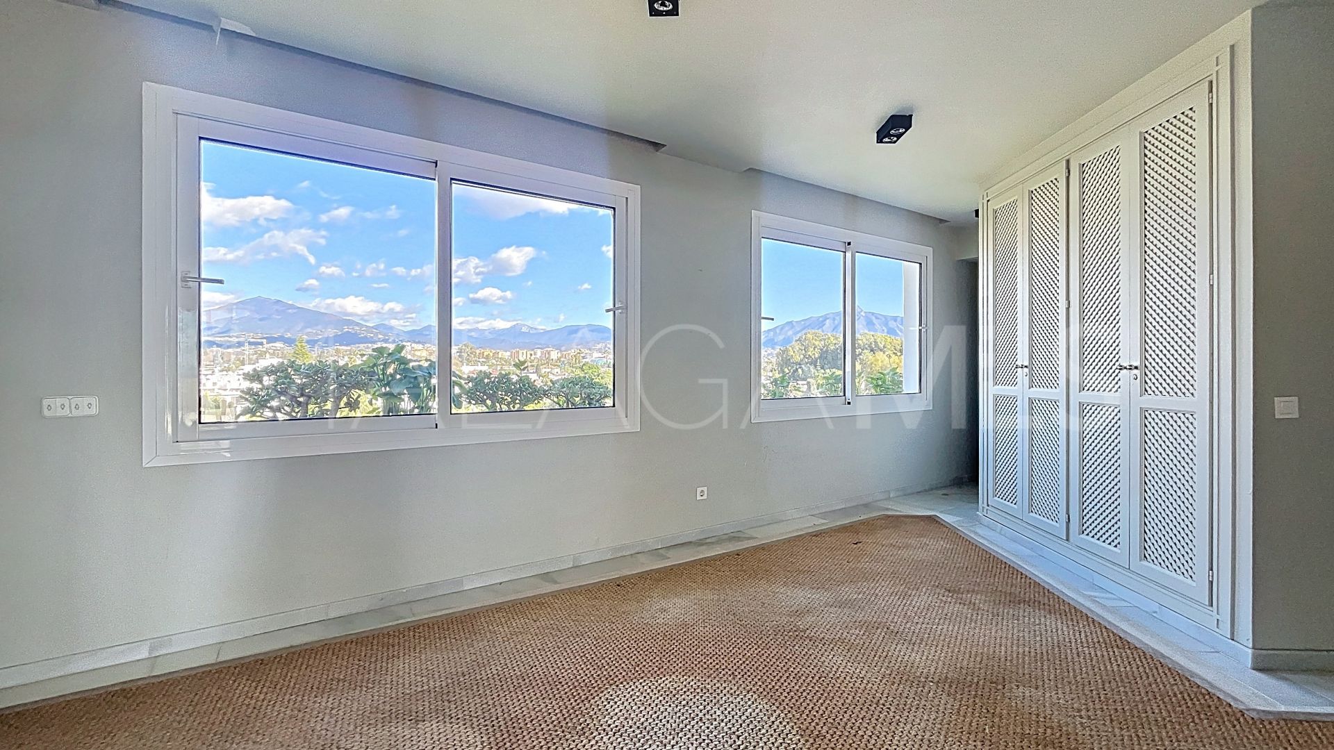 Duplex for sale in Guadalmina Baja