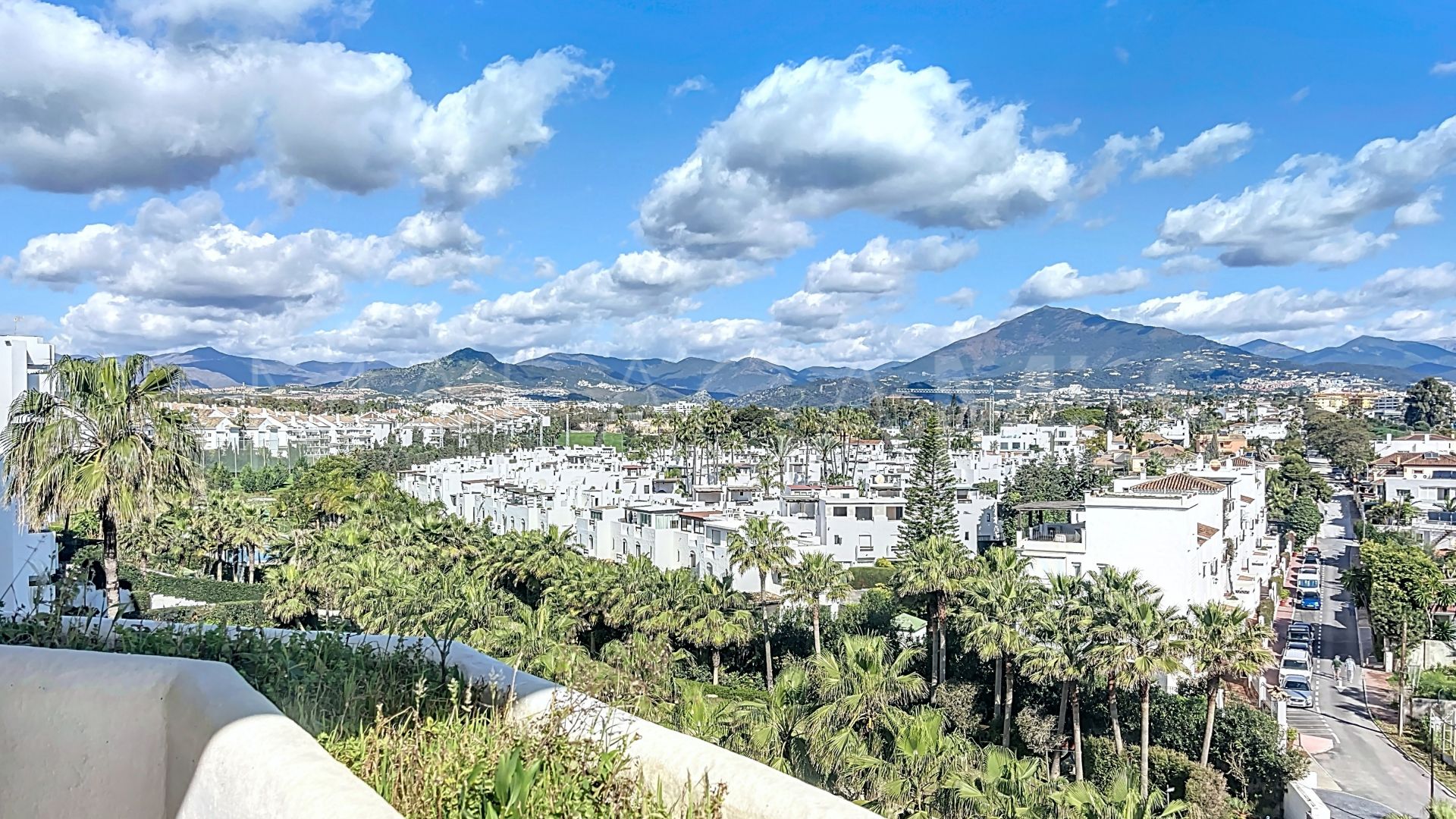 Duplex for sale in Guadalmina Baja