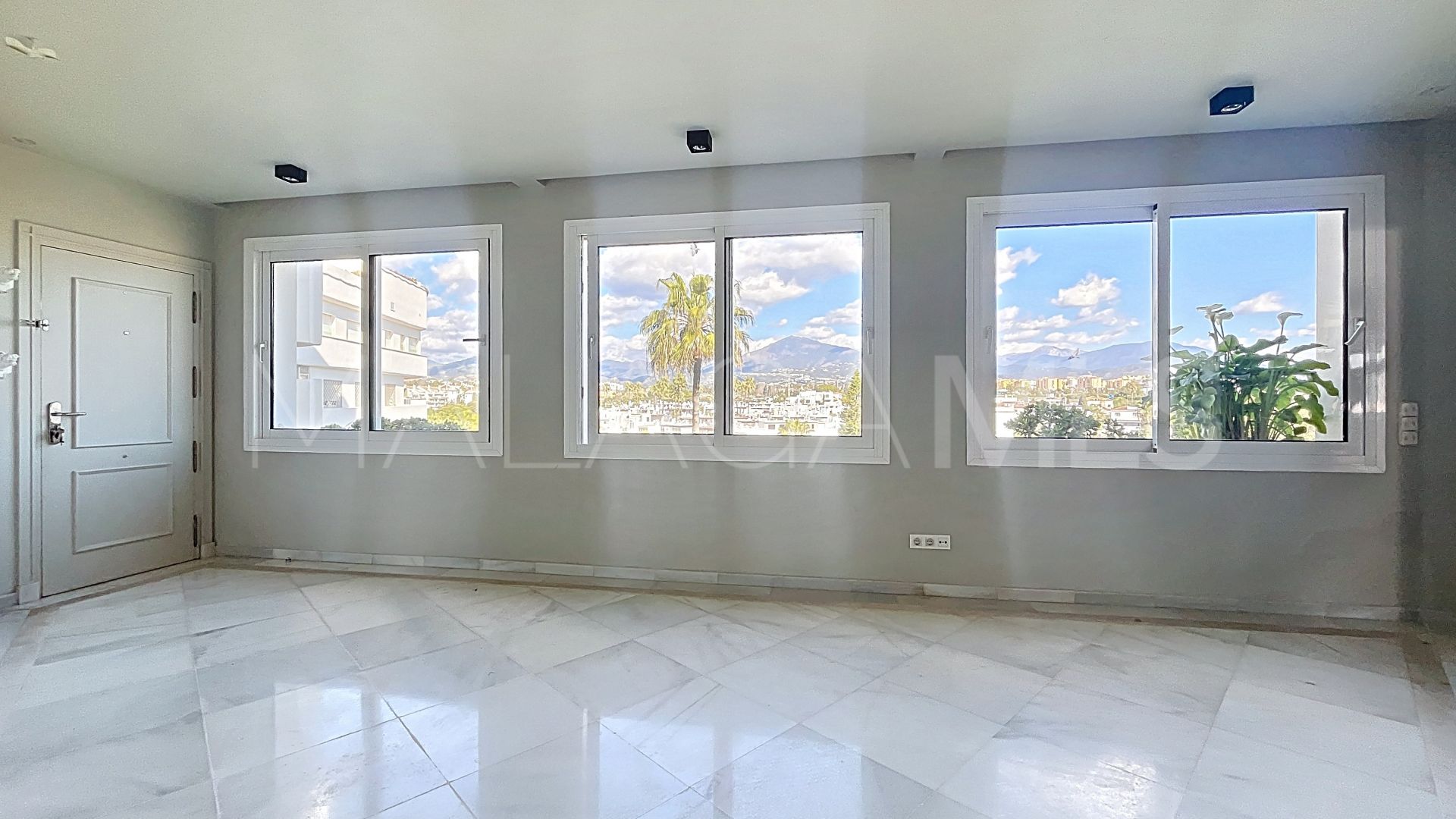 Duplex for sale in Guadalmina Baja
