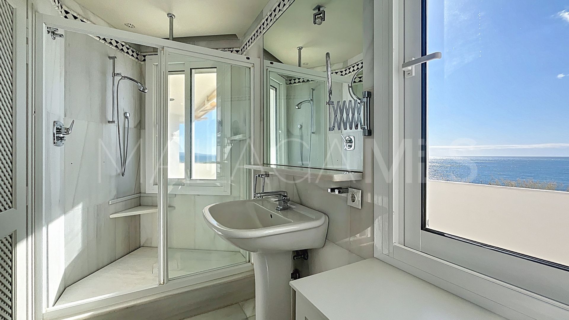 Duplex for sale in Guadalmina Baja