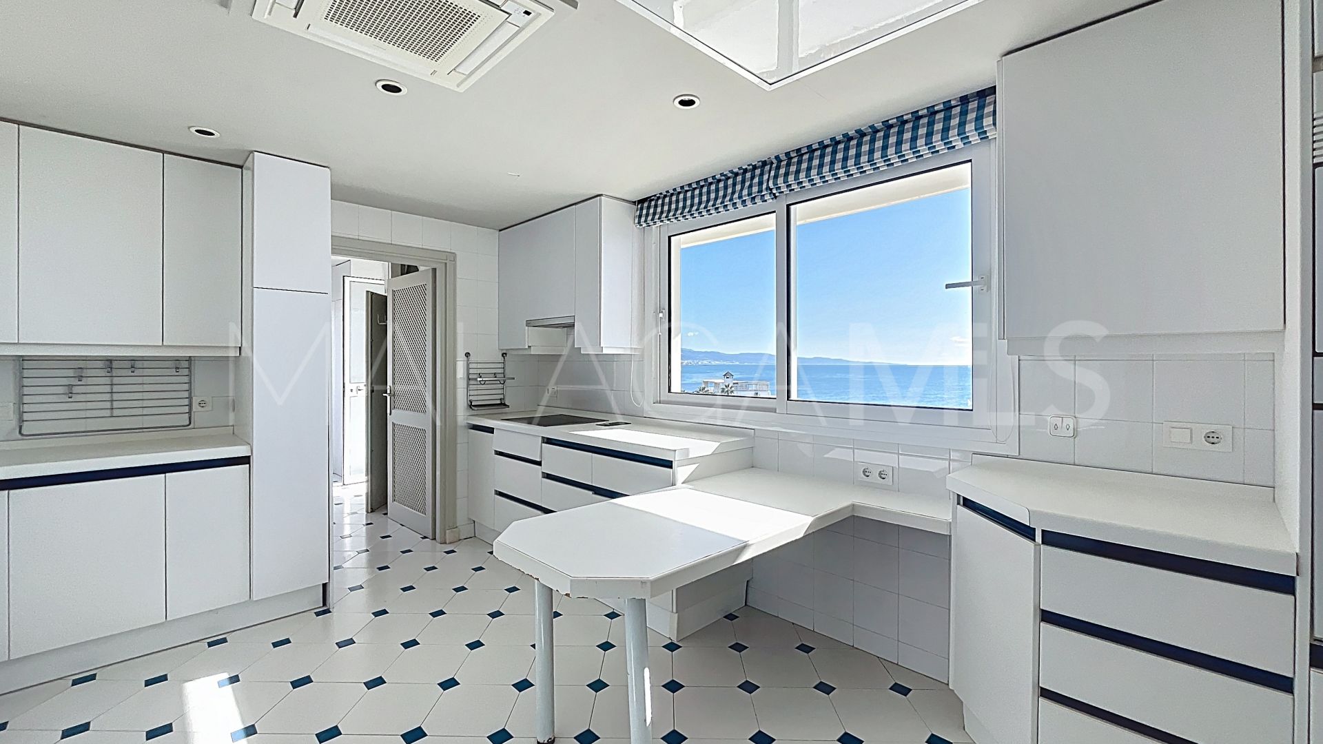 Duplex for sale in Guadalmina Baja