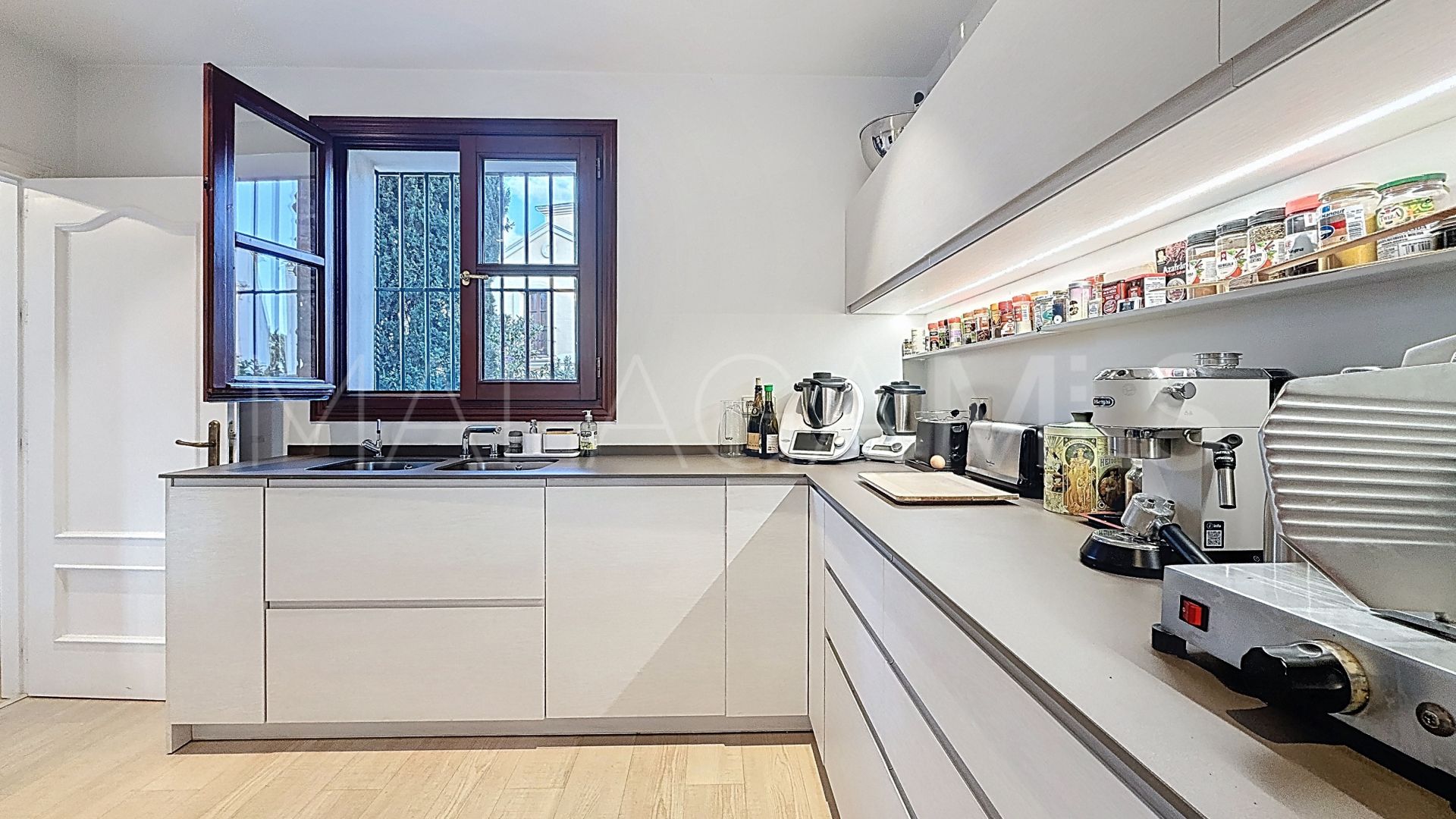 Villa for sale in Guadalmina Alta