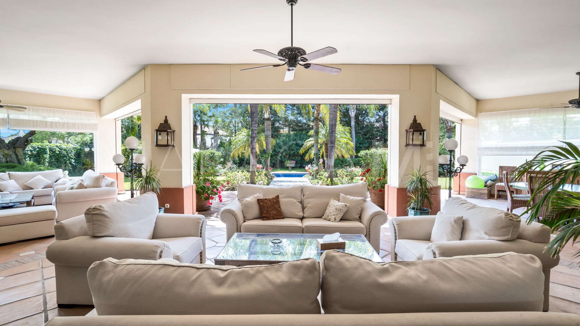 Villa for sale in Guadalmina Baja