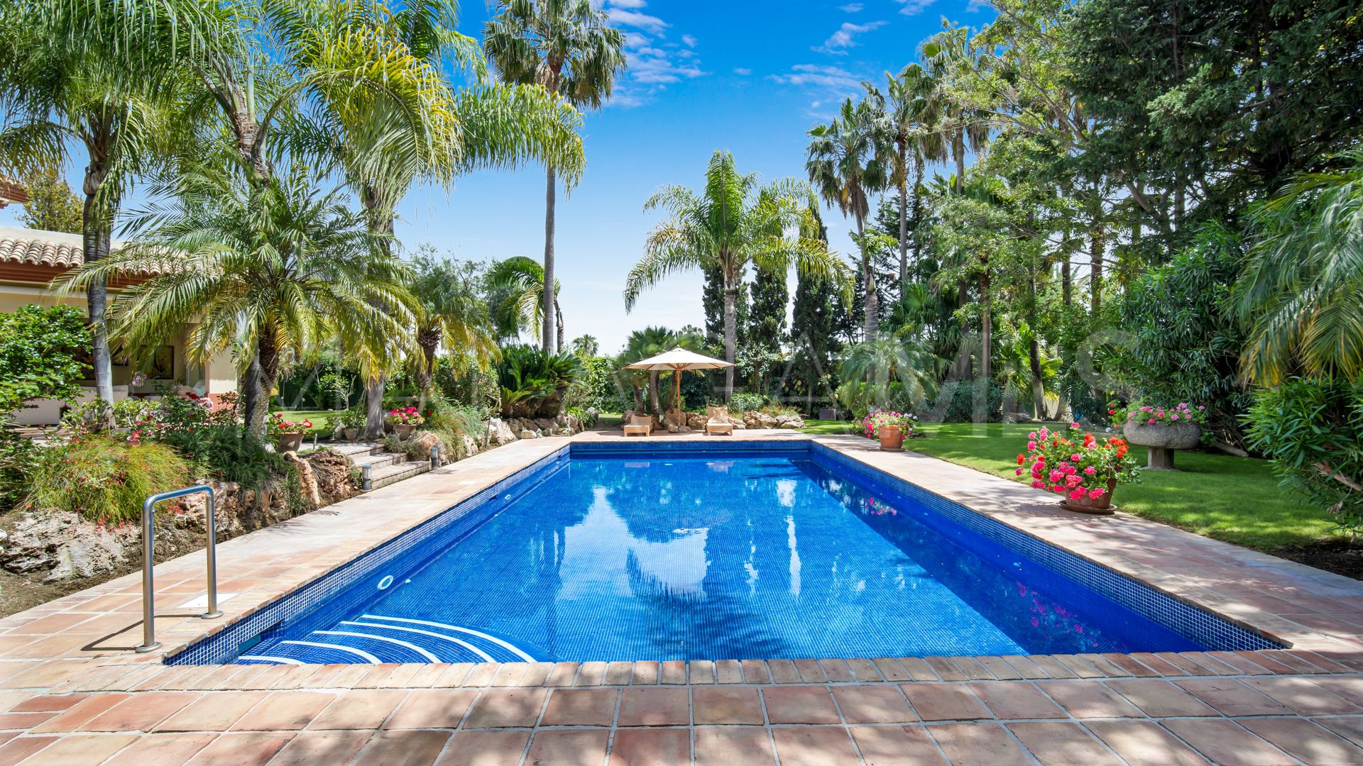 Villa for sale in Guadalmina Baja