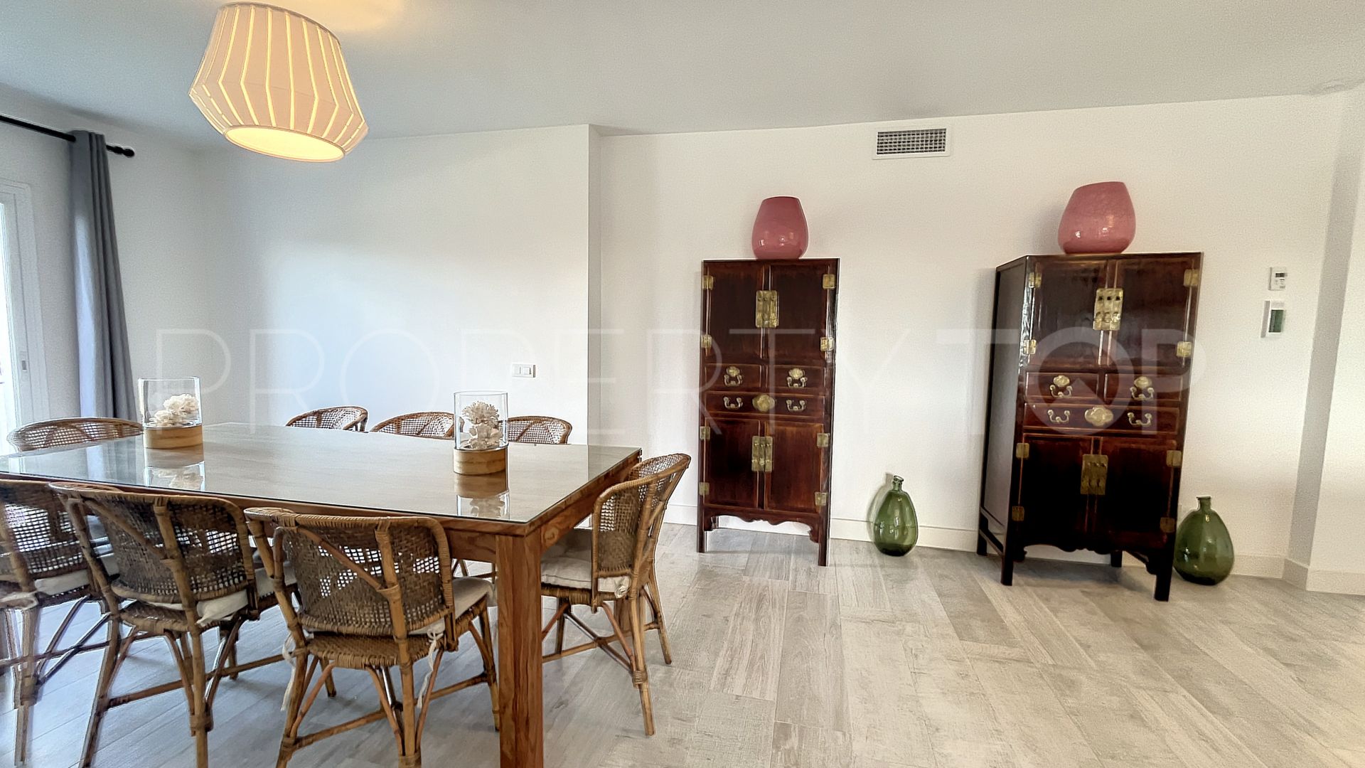 Se vende apartamento con 2 dormitorios en Guadalmina Alta