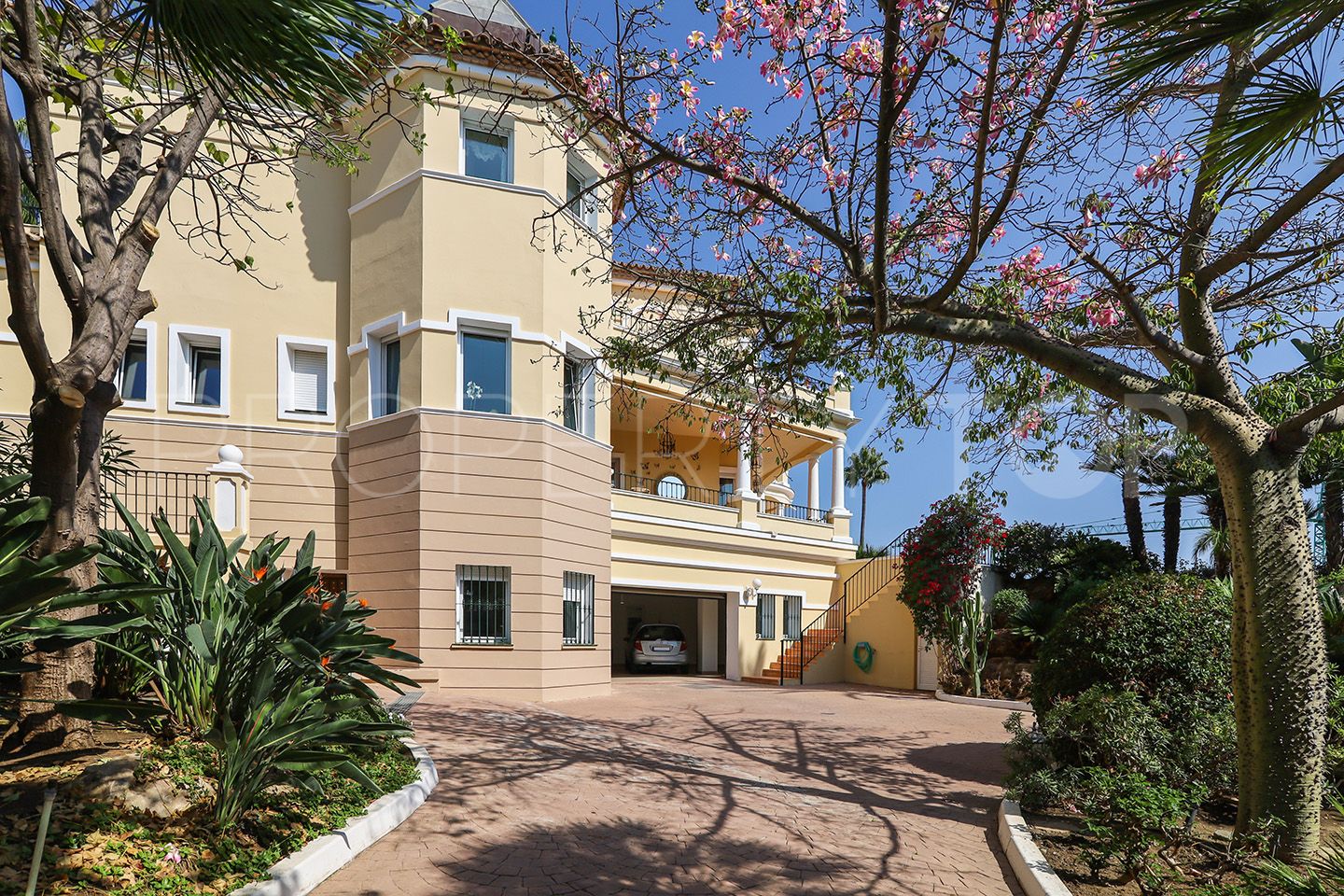 Villa en venta con 5 dormitorios en Benahavis