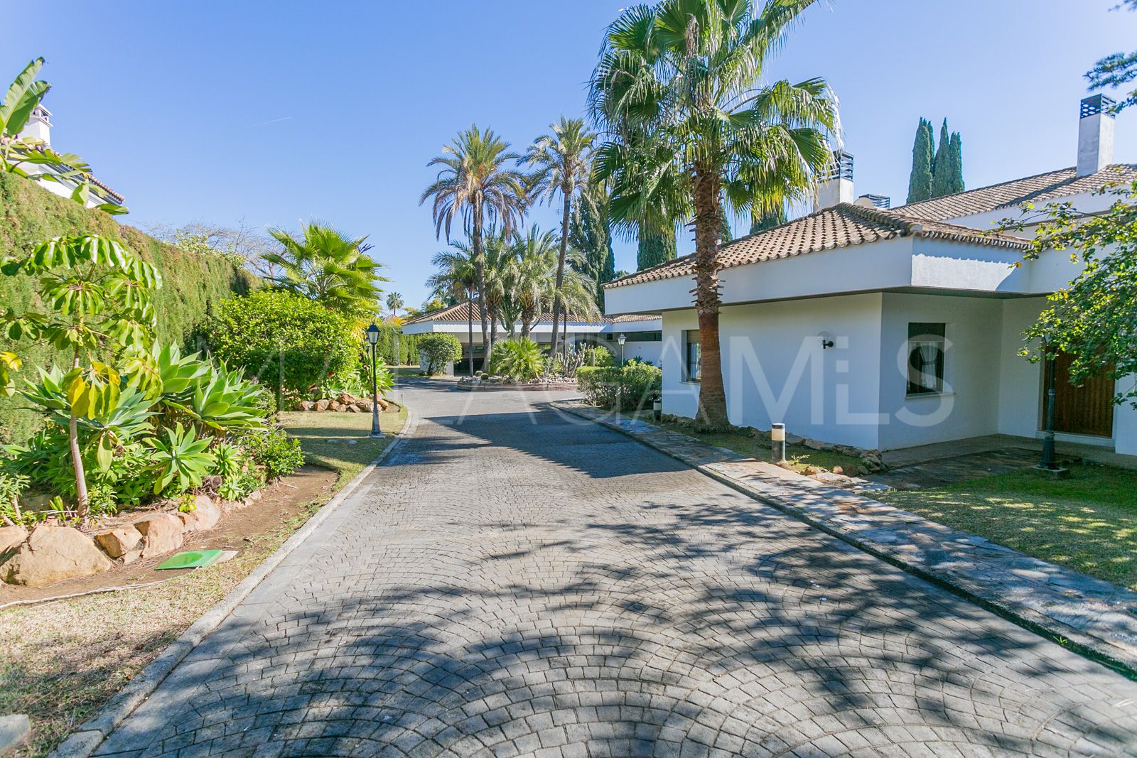 Villa for sale in Guadalmina Baja