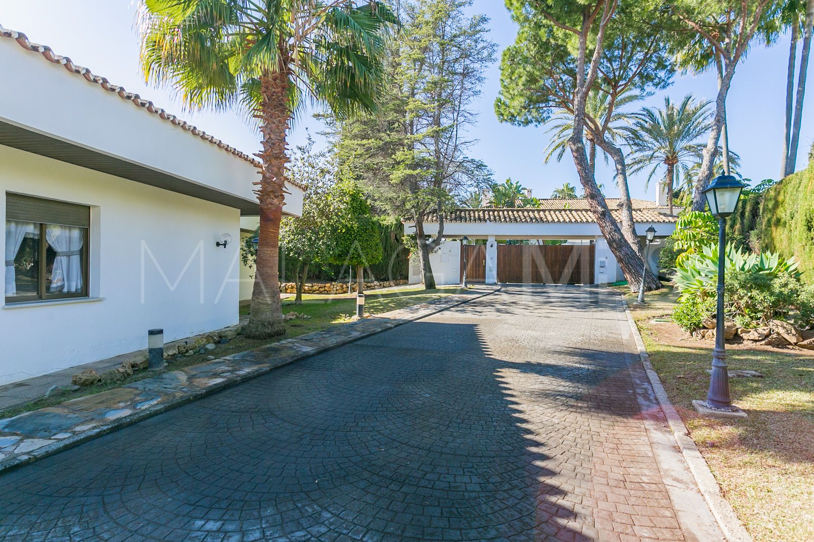 Villa for sale in Guadalmina Baja