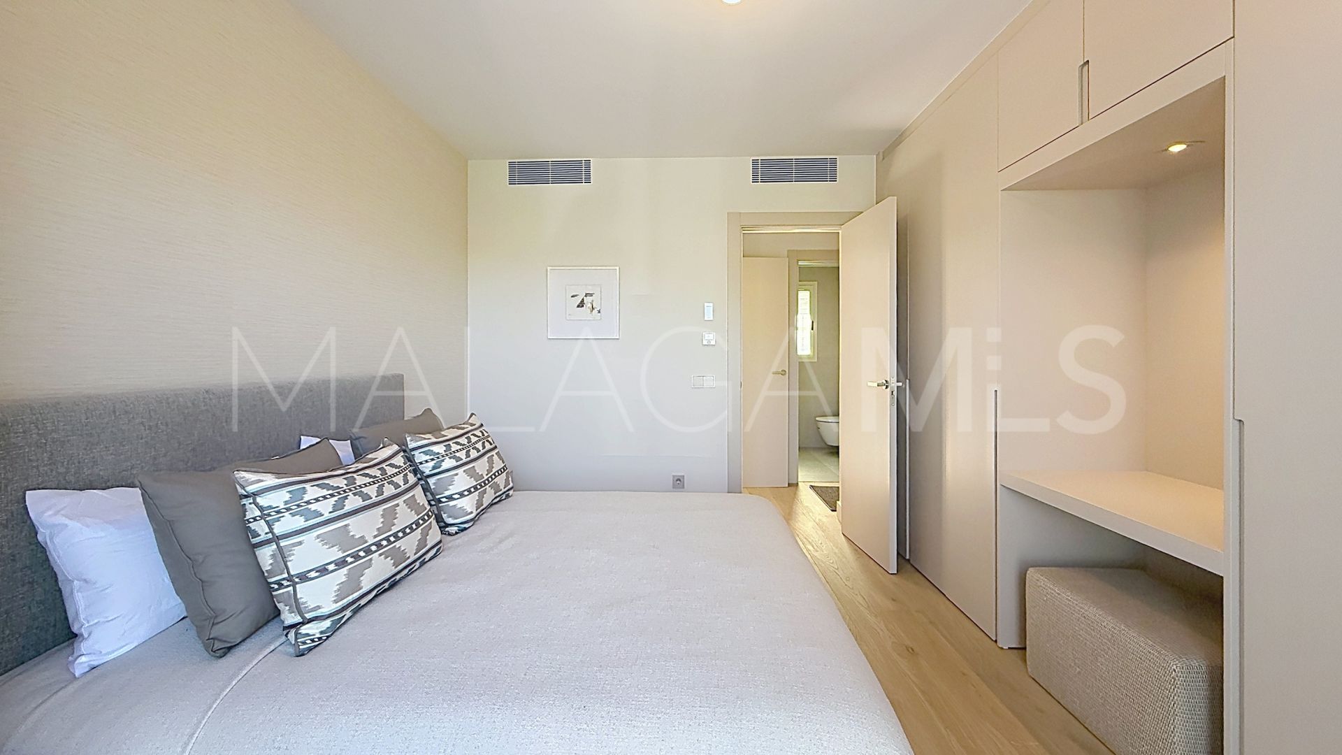 Buy villa with 4 bedrooms in Guadalmina Alta