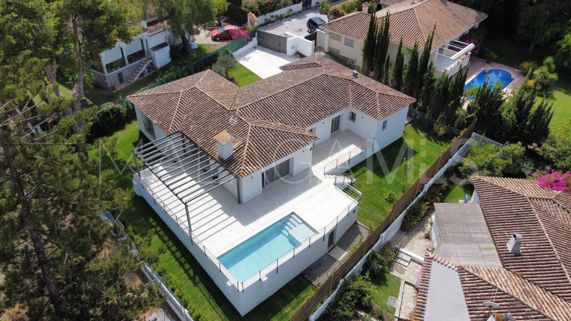 For sale villa with 4 bedrooms in Guadalmina Alta