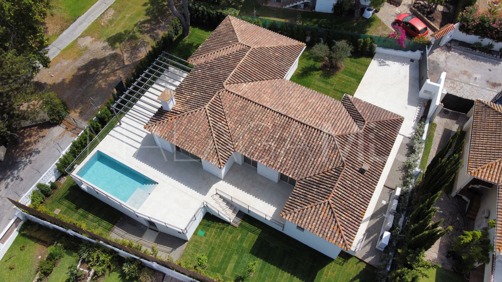 For sale villa with 4 bedrooms in Guadalmina Alta