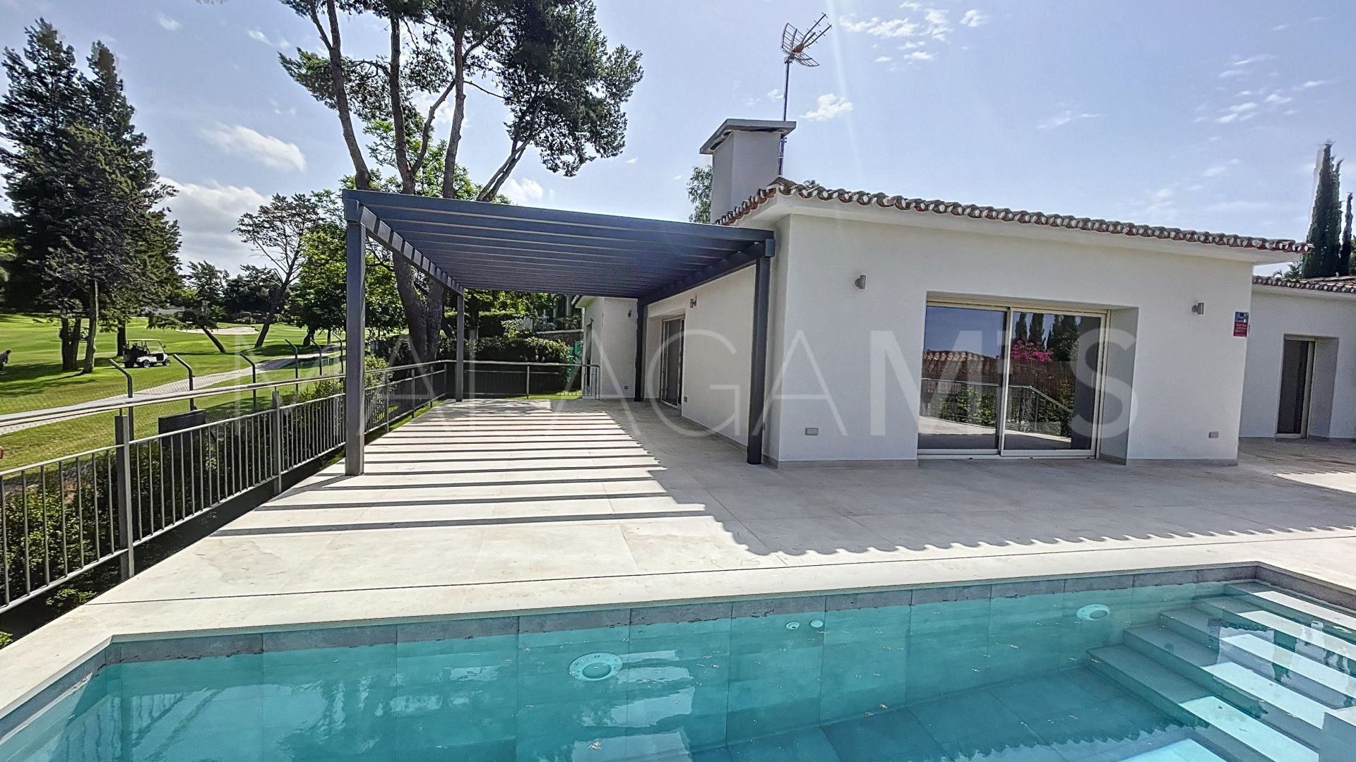 For sale villa with 4 bedrooms in Guadalmina Alta