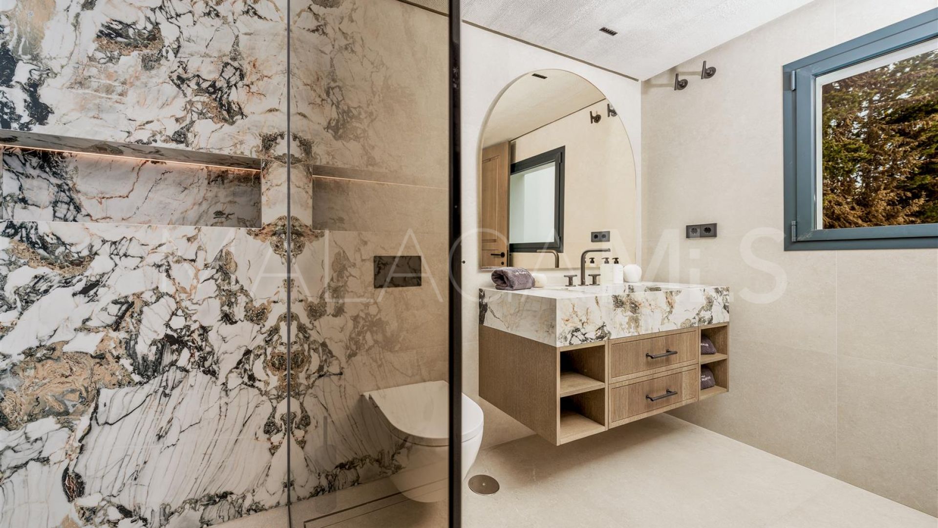 Villa for sale in Las Brisas