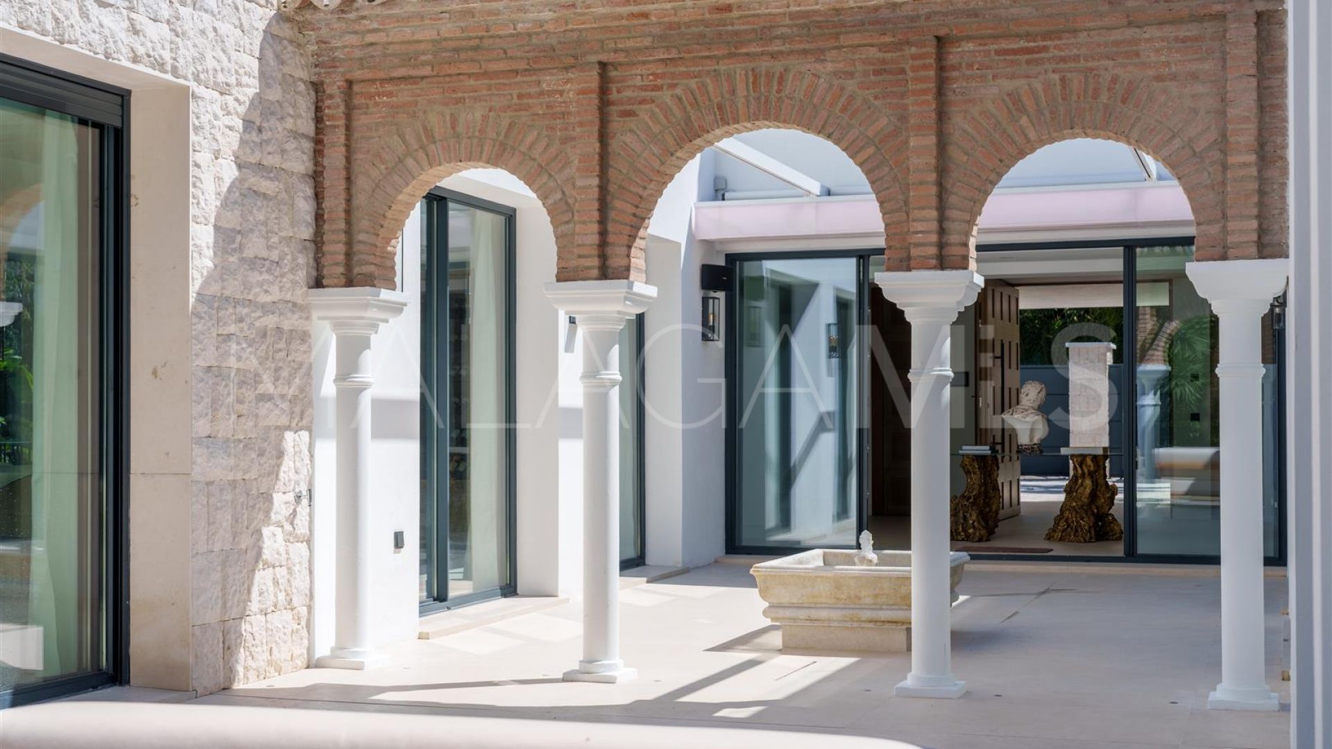 Villa for sale in Las Brisas