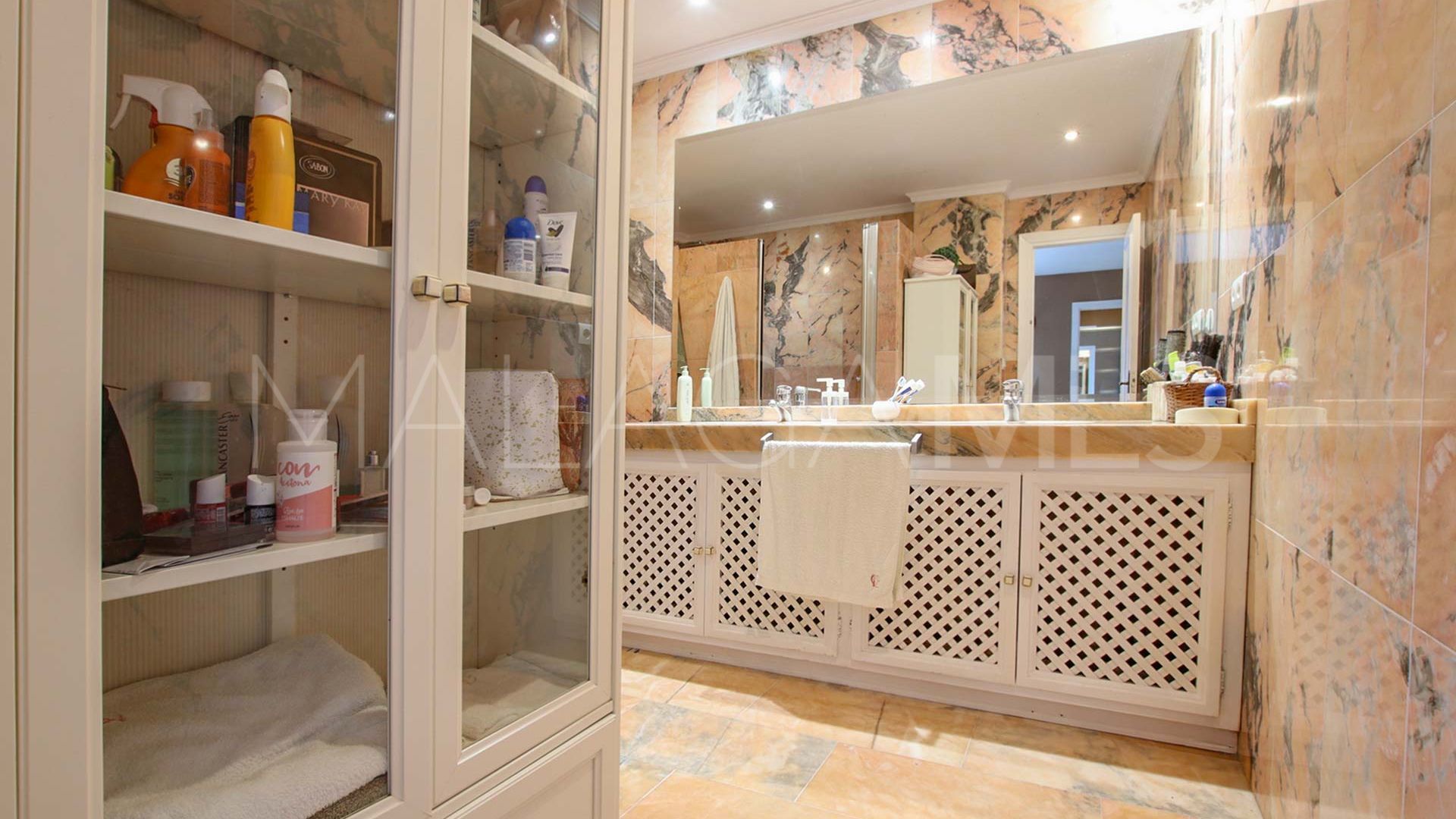 Markplanslägenhet for sale in Nueva Andalucia