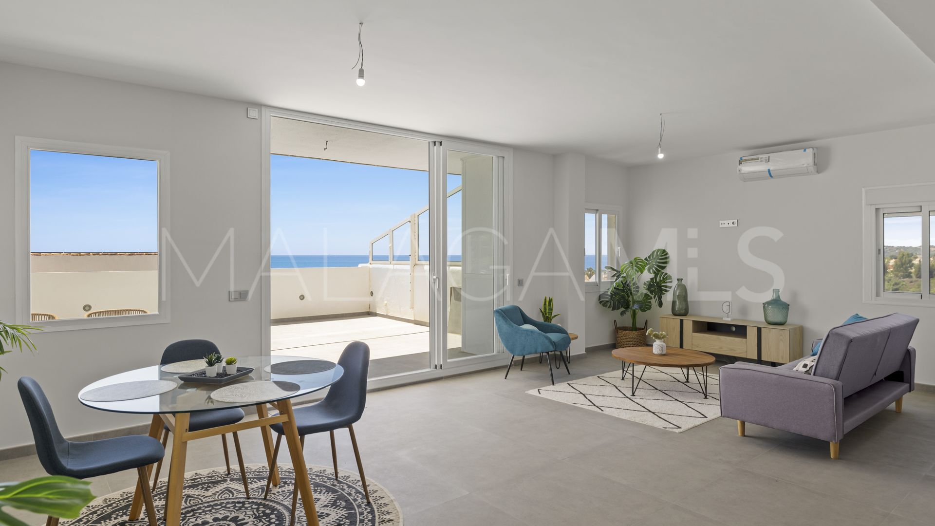 Zweistöckiges penthouse for sale in Bahía de Estepona