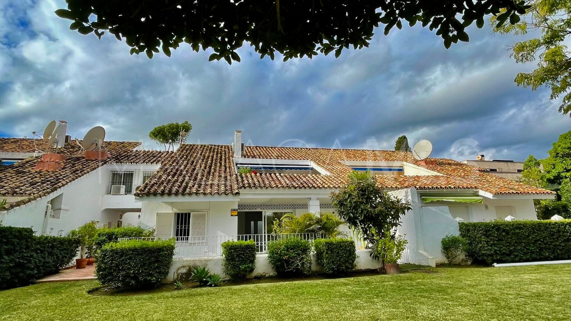 Bottenvåningslägenhet for sale in Nueva Andalucia