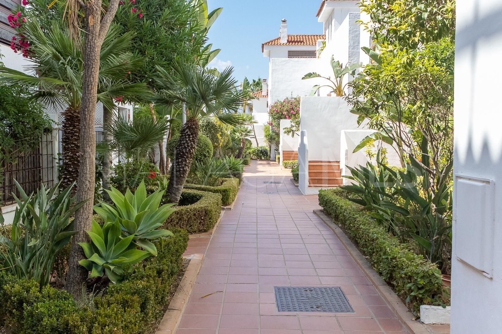 For sale apartment in Nueva Andalucia with 3 bedrooms