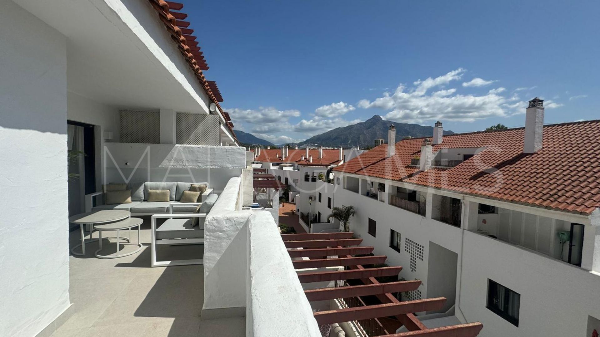 For sale apartment in Nueva Andalucia with 3 bedrooms