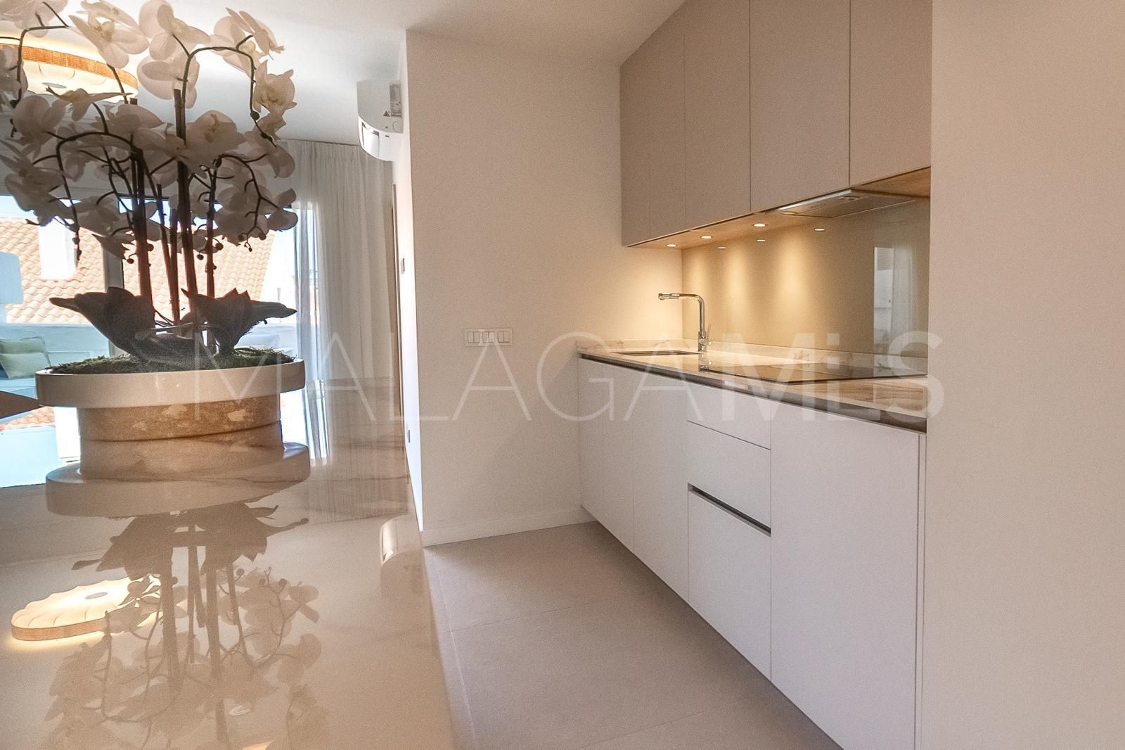 For sale apartment in Nueva Andalucia with 3 bedrooms
