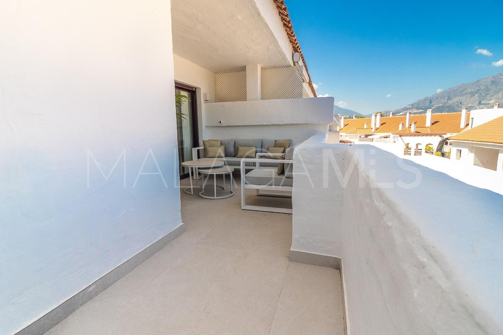 For sale apartment in Nueva Andalucia with 3 bedrooms