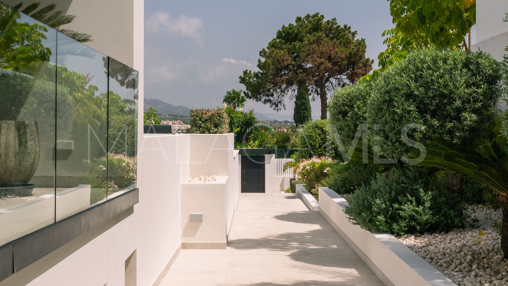 Villa for sale in Nueva Andalucia