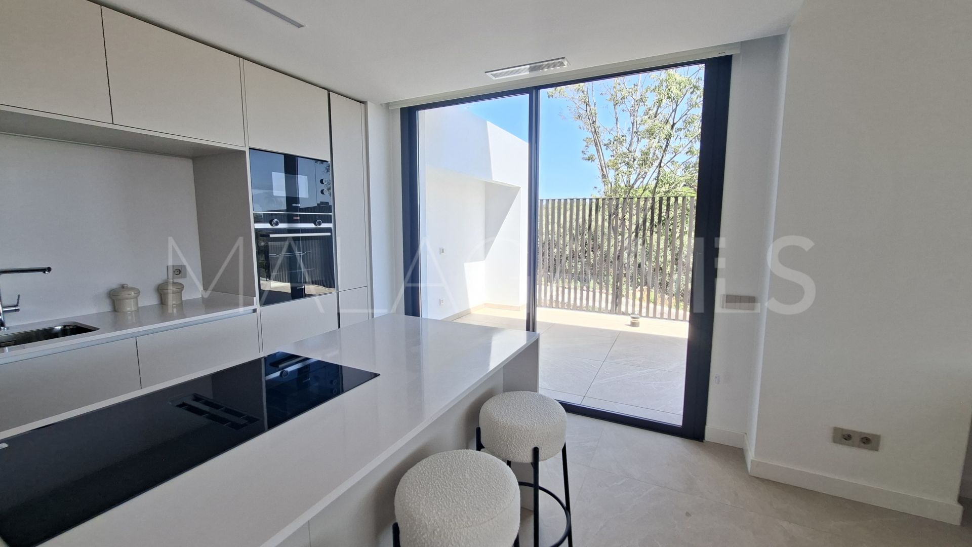4 bedrooms Marbella East apartment for sale