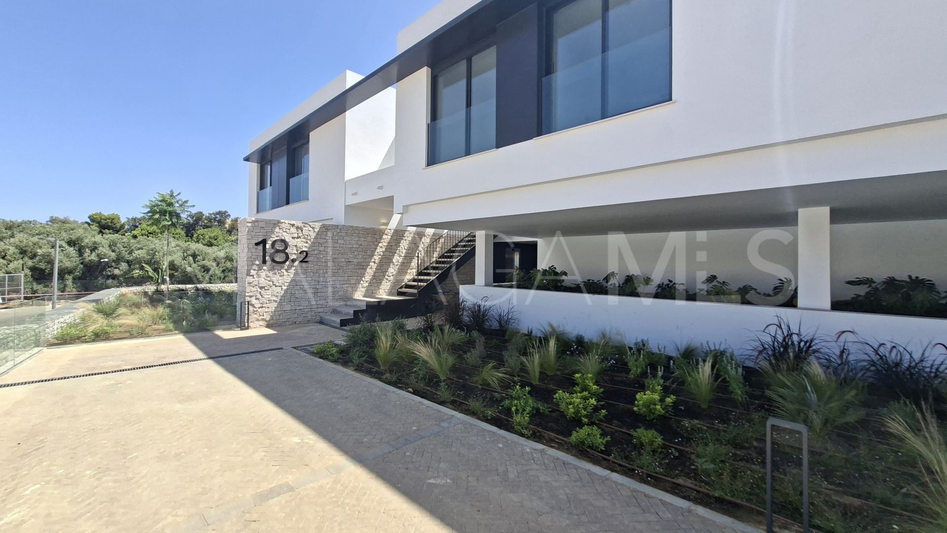 4 bedrooms Marbella East apartment for sale