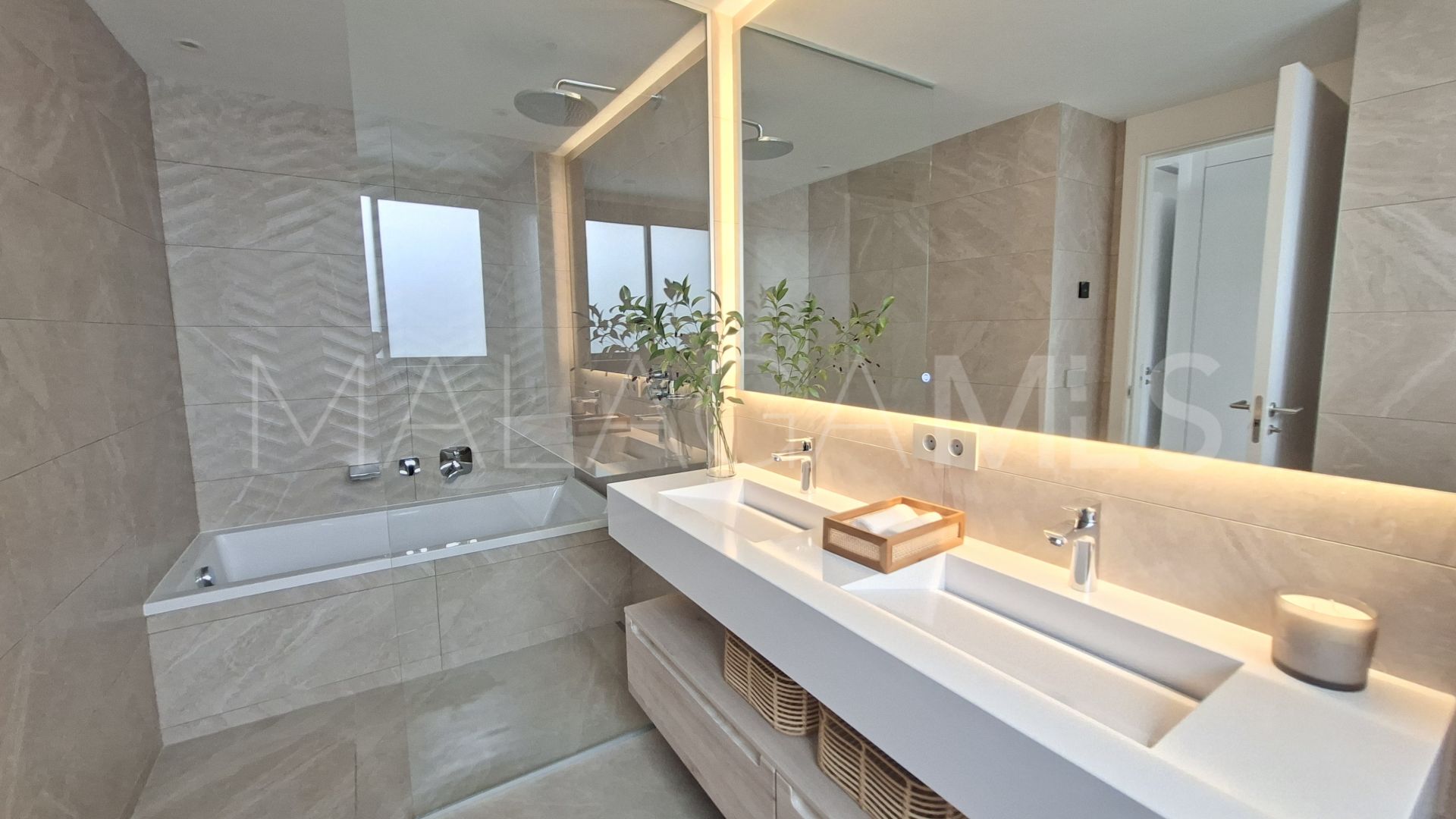 4 bedrooms Marbella East apartment for sale