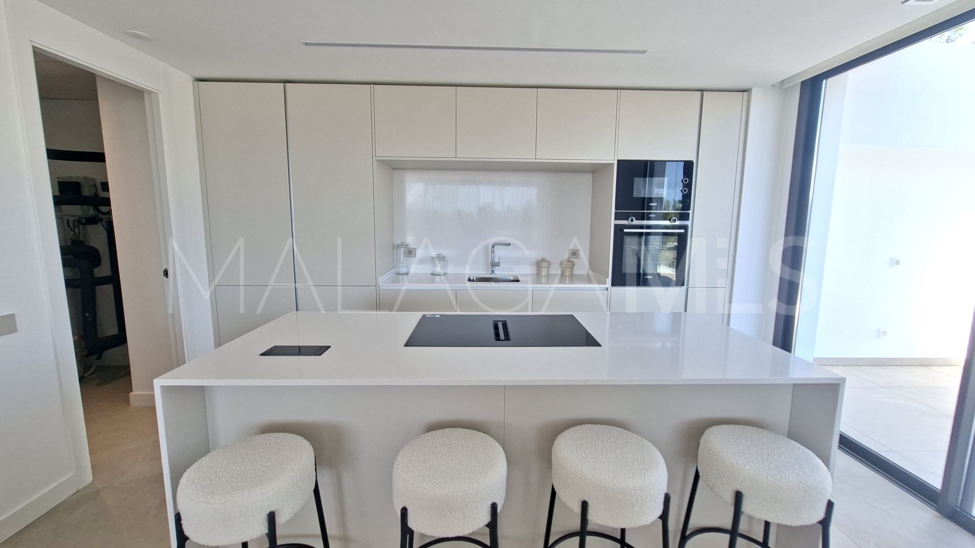 4 bedrooms Marbella East apartment for sale